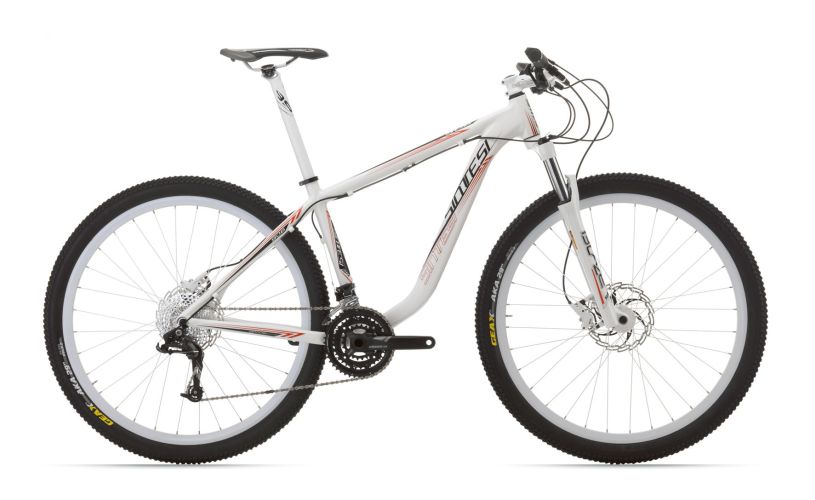 MTB bike Sintesi 906 Comp disc s 29″ kolesami je postavený na pevnom dvakrát odľahčenom AL ráme a je určený na jazdu v miernom teréne.. Celková výbava sú zárukou kvalitnej a pohodovej jazdy v teréne. Oválne tvarovaný rám poskytuje excelentné ovládanie, pevnosť, komfort a flexibilitu riadenia. Výhodou 29″ kolies na MTB bicykli Sintesi 906 Comp je najme vyššia jazdná stabilita a menší valivý odpor.